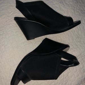 Black open-toed wedges size 6